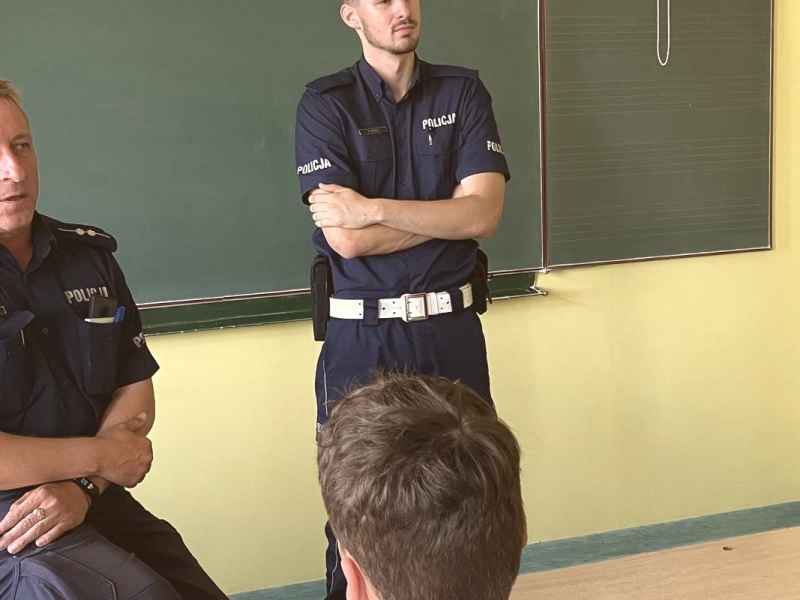  Dwóch policjantów w klasie podczas spotkania z uczniami