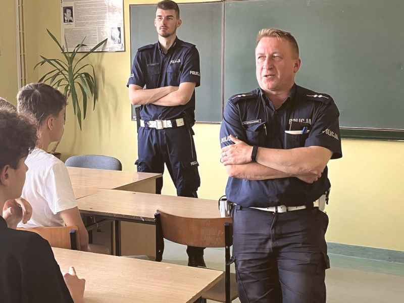 Dwóch policjantów w klasie podczas spotkania z uczniami