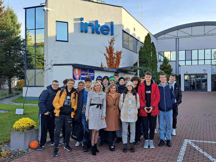 Uczniowie stoją prze siedzibą firmy Intel
